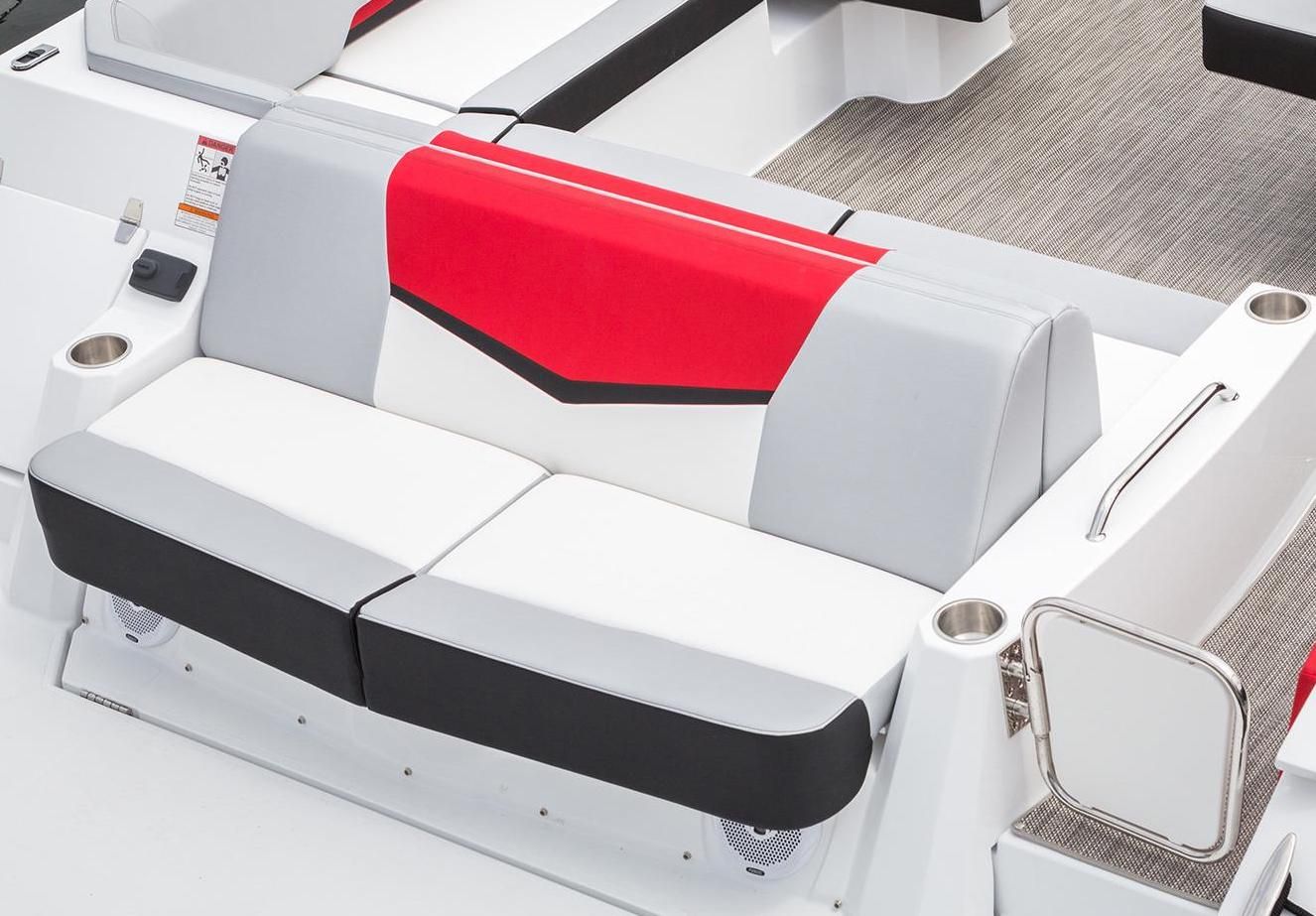 Cruisers-328-Cockpit-1 copy.jpg